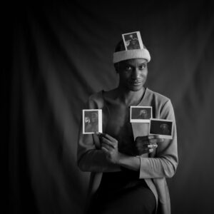Un homme qui porte un bonnet et présente 4 polaroids