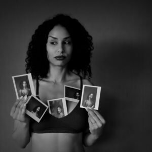 Une femme qui présente cinq polaroids